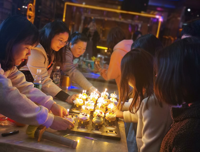 HIGH唱KTV！——亚新注册防雷第一期员工生日会